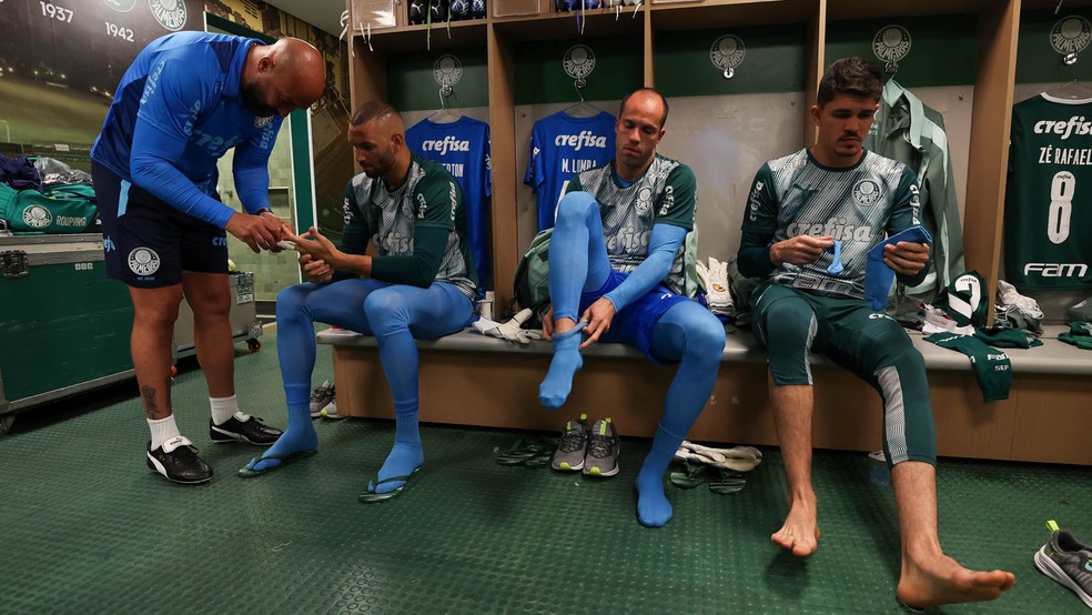Weverton, Marcelo Lomba e Vinicius Silvestre no vestiário do Palmeiras — Foto: Cesar Greco / Palmeiras