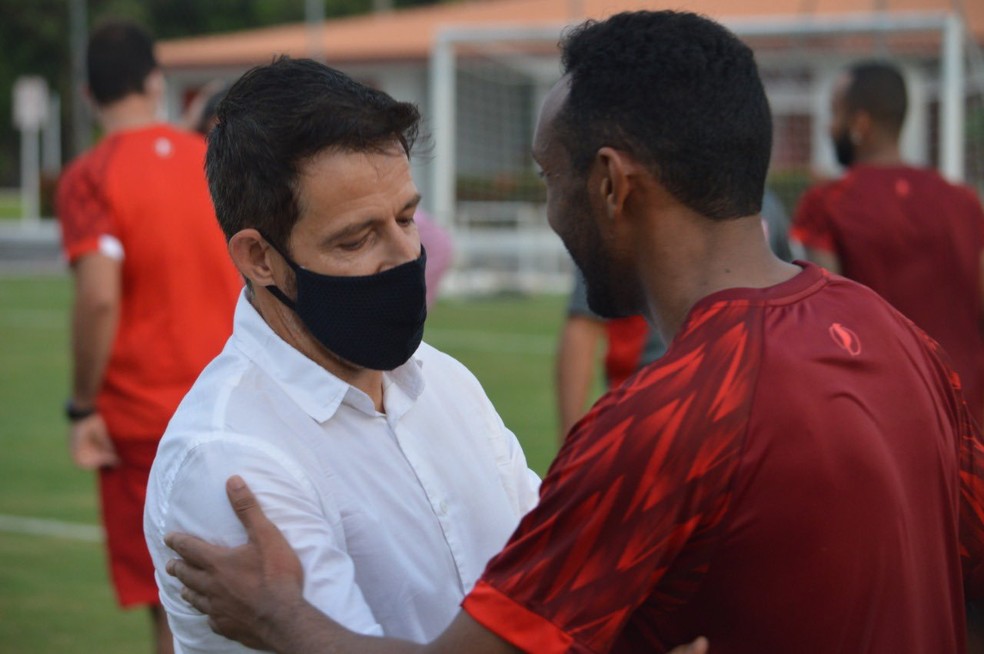 Ramon cumprimenta o volante Claudinei — Foto: Maxwell Oliveira/ASCOM CRB