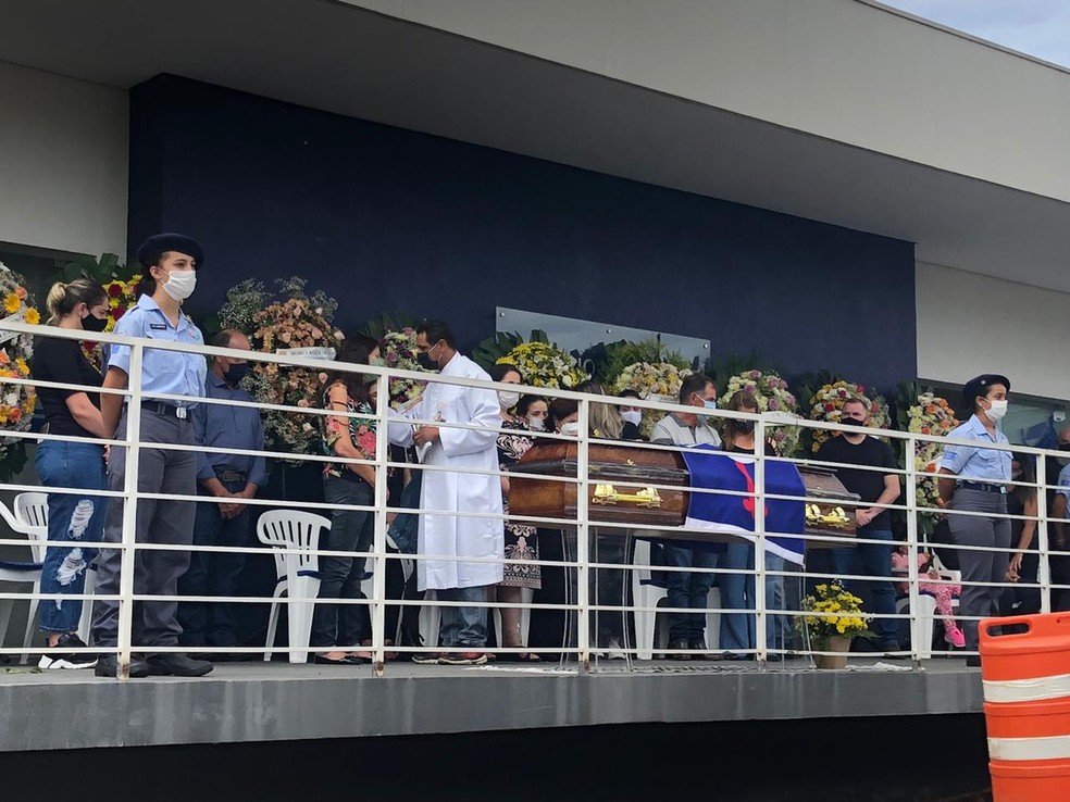 Prefeito que morreu com Covid é enterrado em Pardinho — Foto: Pedro Zacchi/TV TEM