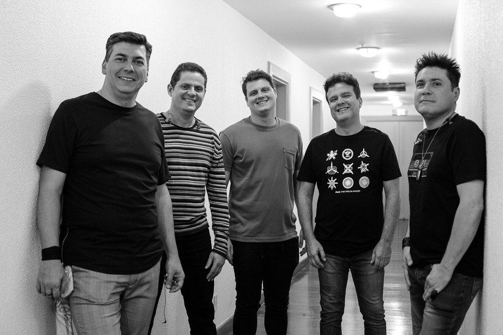 Sérgio Missão, o primeiro da fila da esquerda para direita, era vocalista da banda 'Somos tão Jovens' — Foto: Divulgação