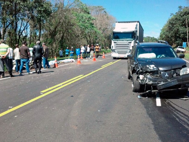 Acidente entre caminhão e dois carros deixa duas pessoas mortas na BR-153,  em Erechim, Rio Grande do Sul