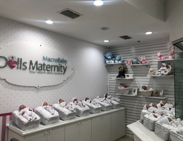As bonecas reborn à espera das "mães" adotivas na Dolls Maternity (Foto: Divulgação)