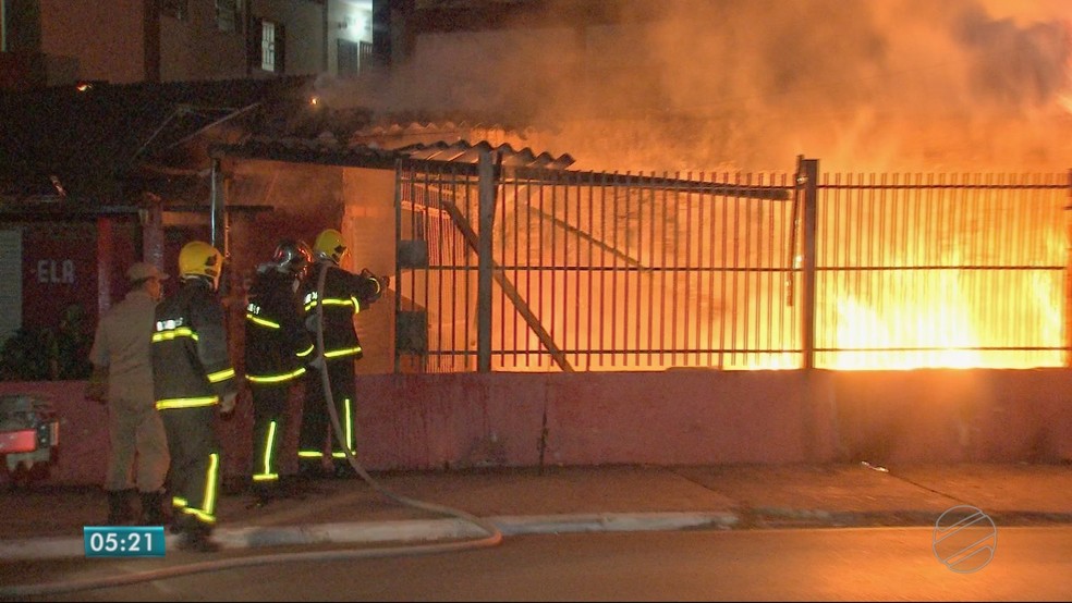 Os militares controlaram o incêndio antes que se alastrasse para o condomínio, em Cuiabá (Foto: TV Centro América)