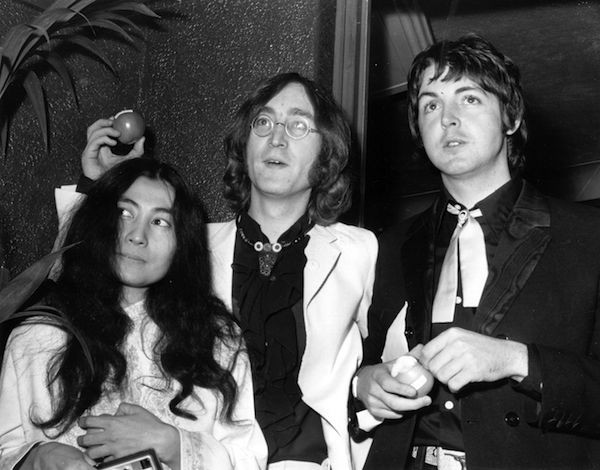 A artista Yoko Ono com os músicos John Lennon e Paul McCartney (Foto: Getty Images)