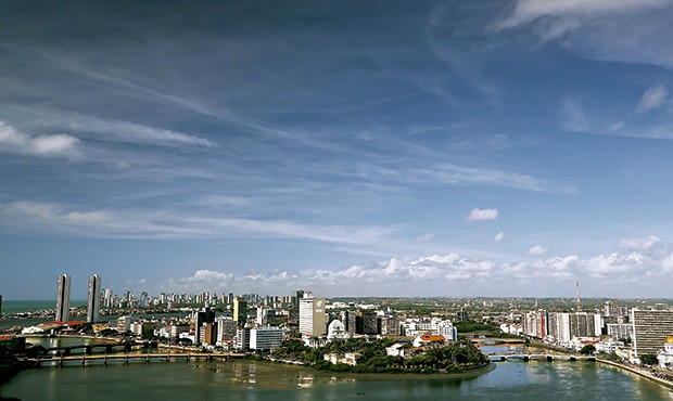 Acima, visão de Recife e das pontes que cruzama foz do rio Capibaribe, em seu encontro como oceano Atlântico: a cidade se rende ao rio que foi cenário de grandes histórias (Foto: Divulgação)