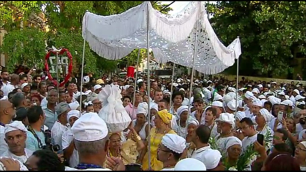 Multidão acompanha procissão de Águas de Oxalá em Olinda (Foto: Reprodução/TV Globo)