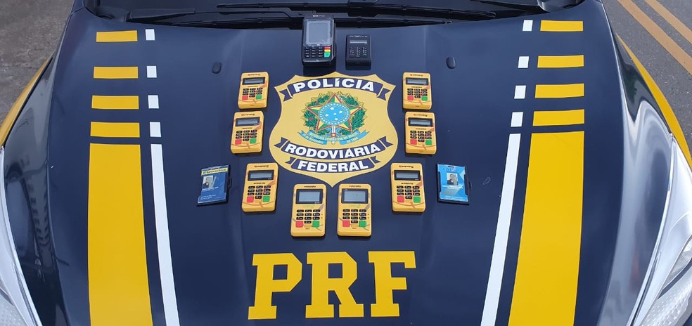 10 maquinetas bancárias e dois crachás bancários falsificados foram encontrados no veículo — Foto: Reprodução/ Polícia Rodoviária Federal