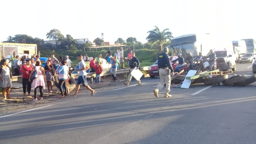 Grupo faz protesto na manhã desta sexta-feira (26), na BR-324, em Salvador — Foto: Cid Vaz/TV Bahia