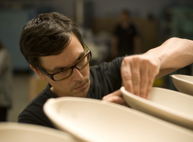 O designer neozelandes Jeremy Cole em seu estúdio, onde cria escultóricas luminárias feitas de cerâmica (Foto: Divulgação)