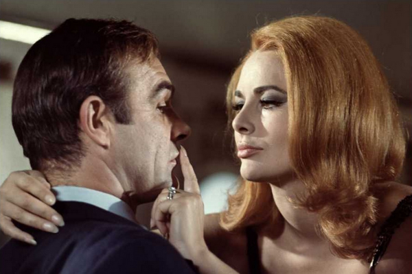A atriz alemã Karin Dor com Sean Connery em cena de Com 007 Só se Vive Duas Vezes (1967) (Foto: Reprodução)