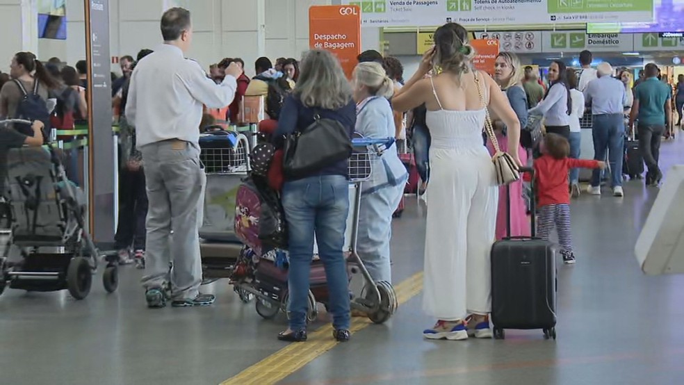 Passageiros no saguão do Aeroporto de Brasília — Foto: TV Globo/Reprodução