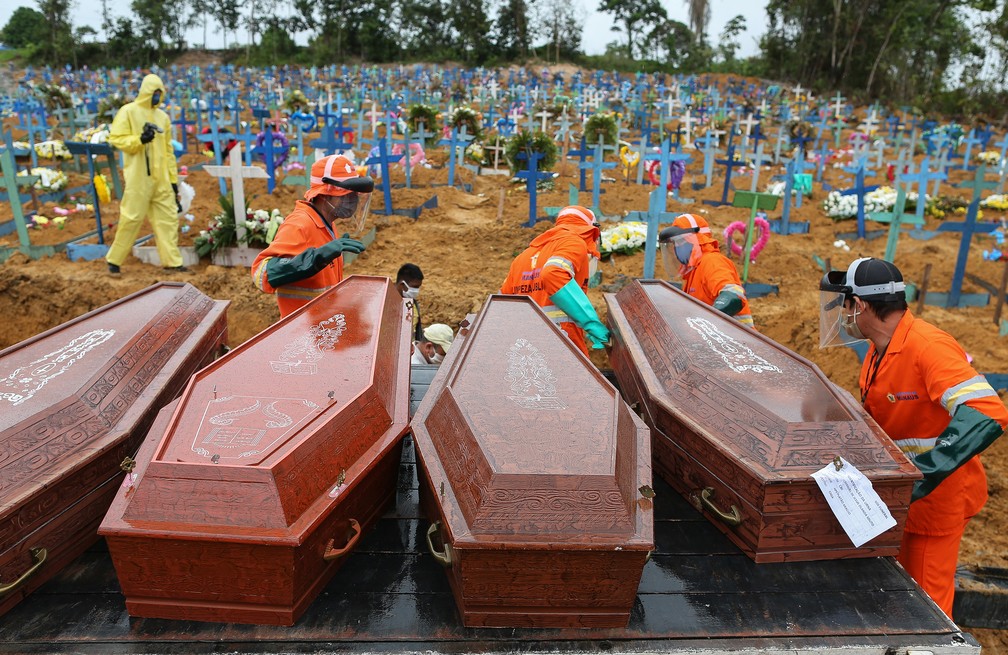 6 de maio - Caixões são descarregados para serem enterrados no cemitério Nossa Senhora, em Manaus — Foto: Michael Dantas/AFP