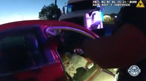 Vídeo gravado pela polícia mostra carro após o acidente (Foto: Reprodução/Twitter/WVC Police)