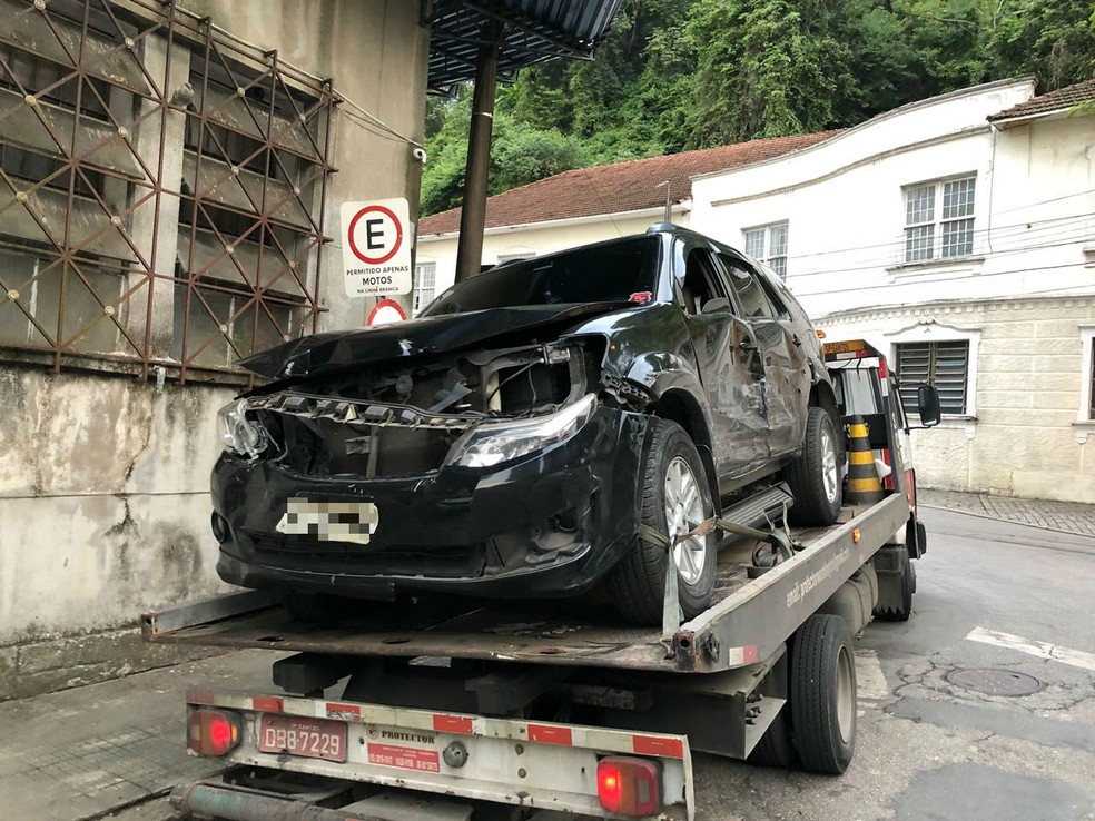 EmpresÃ¡rio destruiu o prÃ³prio carro ao avanÃ§ar em veÃ­culo onde estavam a ex-mulher e a filha em Santos, SP (Foto: G1 Santos)