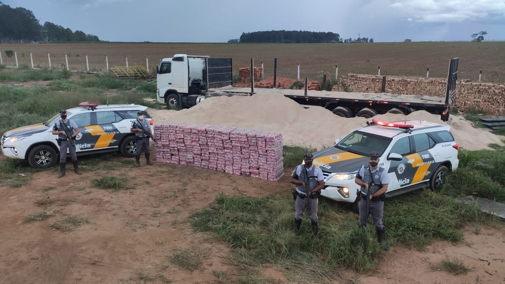Diversos tabletes de maconha foram apreendidos em caminhão em Araçatuba  — Foto: Arquivo Pessoal 