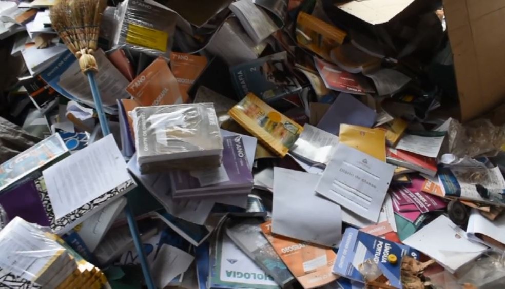 Livros didáticos encontrados em terreno da Prefeitura de Casa Branca (Foto: Ary Molinari/Jornal Casa Branca)