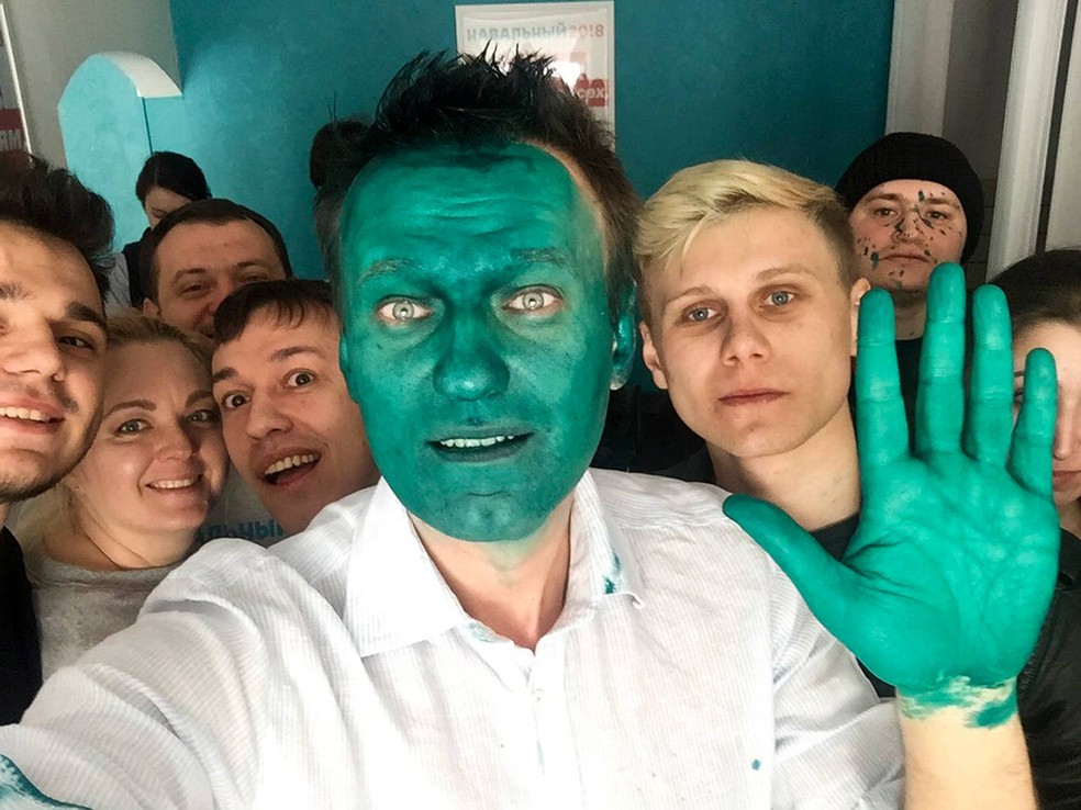 Alexei Navalny fez uma selfie com partidários depois que um agressor desconhecido pulverizou uma tinta verde brilhante em seu rosto — Foto: Alexei Navalny via AP