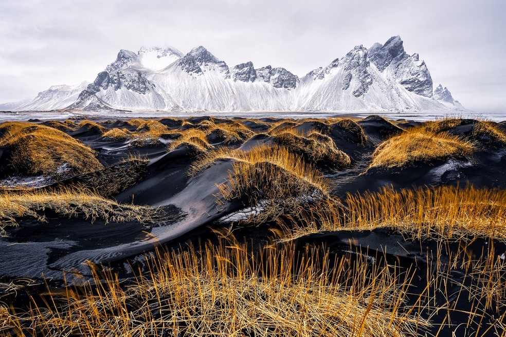 Inverno em Stokksnes, praia com areia preta e com vista para a majestosa montanha, Vestrahorn, na Islândia.  — Foto: Ivan Pedretti/TNC Photo Contest