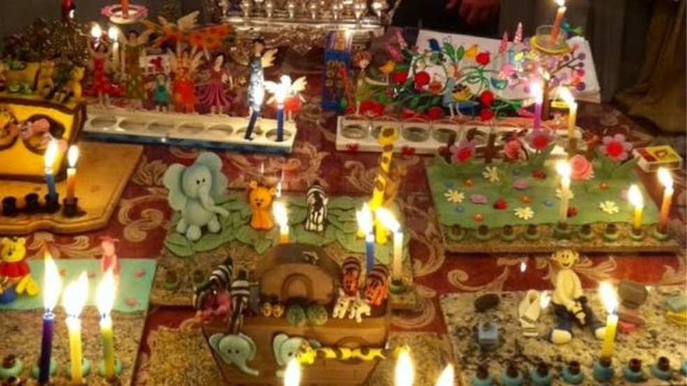 Na casa de Anna Beatriz Dodeles, a celebração do hanukah, no final do ano, ganhou um toque brasileiro com a troca de presentes — Foto: Arquivo pessoal