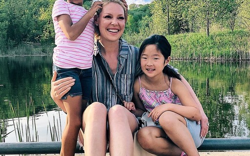 Katherine Heigl diz que conversa com filhas adotivas sobre racismo