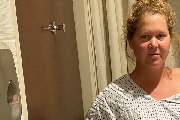 Amy Schumer no hospital após passar por cirurgia para endometriose (Foto: Instagram)