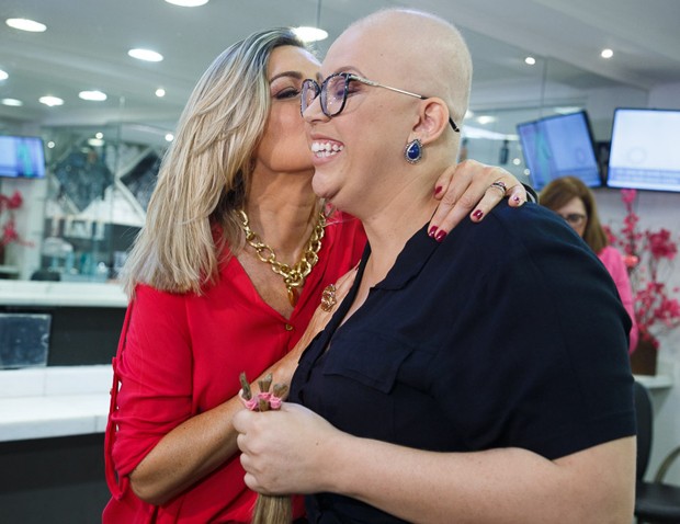 Miss Brasil 1987, Jacqueline Meirelles doa cabelos para Bianca Kiffer, em tratamento contra o câncer (Foto: Flávia Medinna)