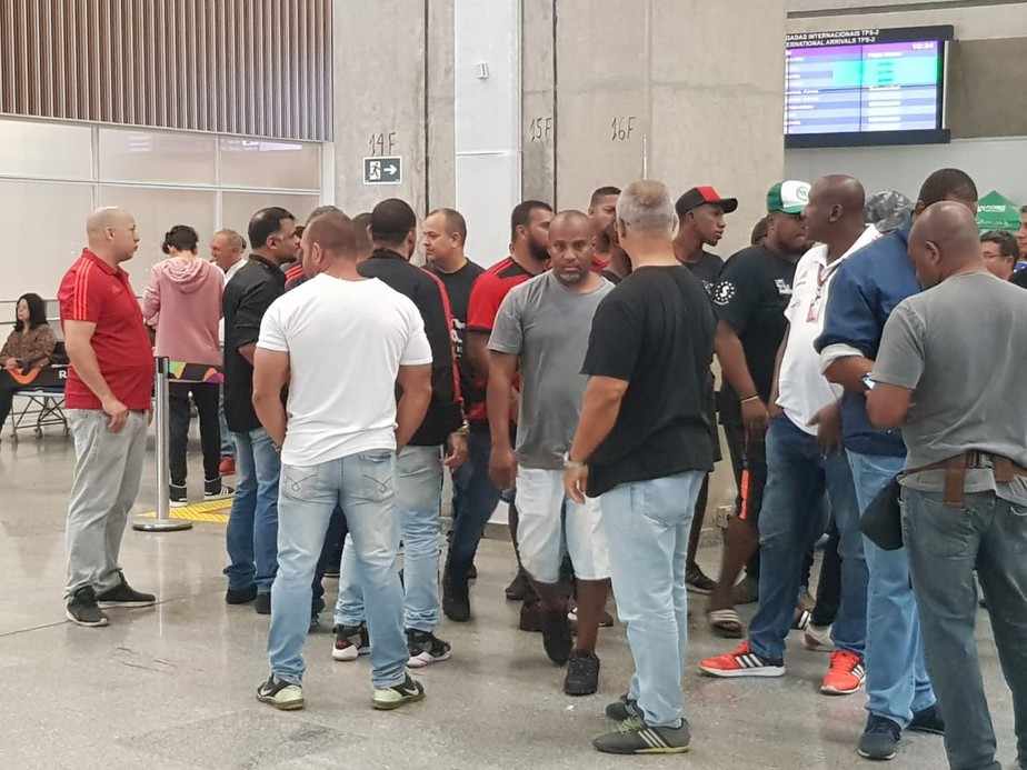 Flamengo dribla torcedores em desembarque no Rio de Janeiro apÃ³s derrota para o Emelec