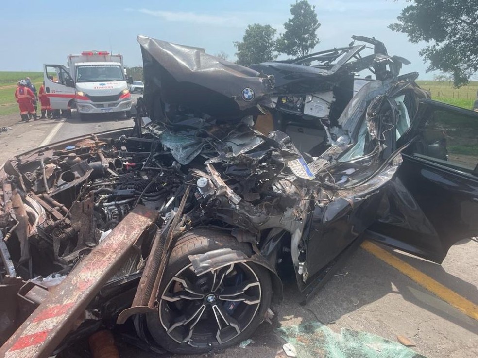 Veículo de luxo ficou completamente destruído na BR-153 — Foto: Reprodução/Redes sociais