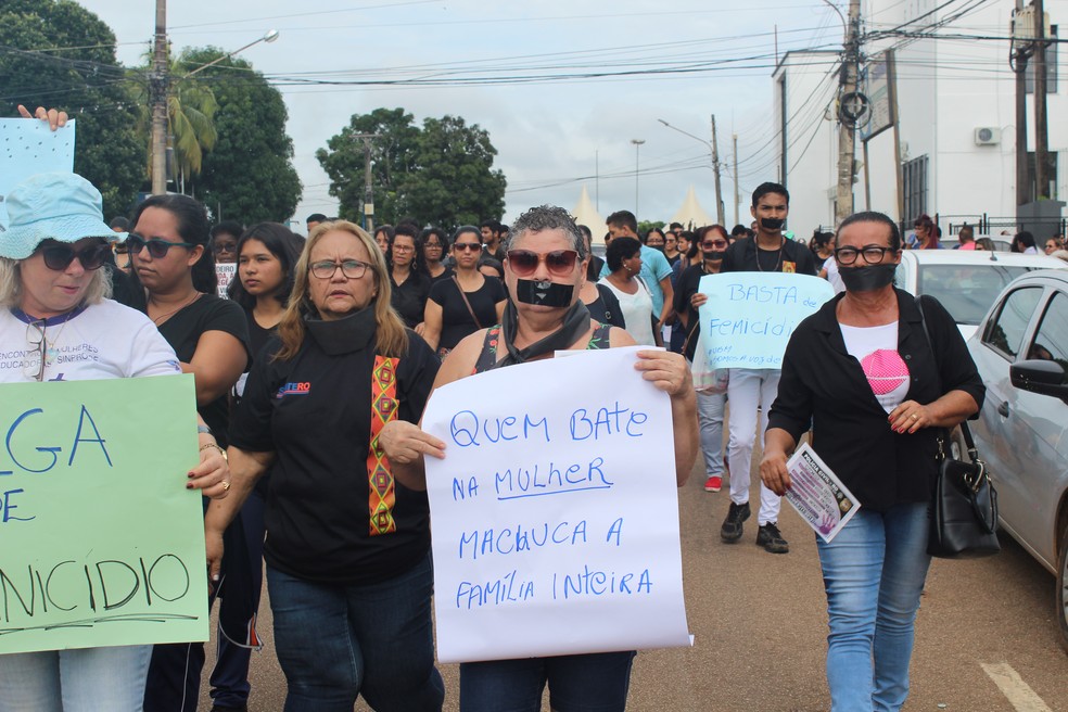 Manifestação contra violência de gênero aconteceu nesta terça-feira (19) em Porto Velho.  — Foto: Cássia Firmino/ G1 