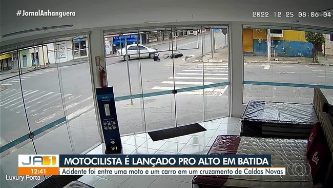 Motociclista  lanado para o alto durante acidente em Caldas Novas