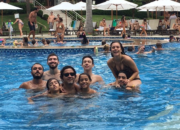 Matheus Costa se diverte com amigos em piscina de hotel (Foto: Arquivo pessoal)