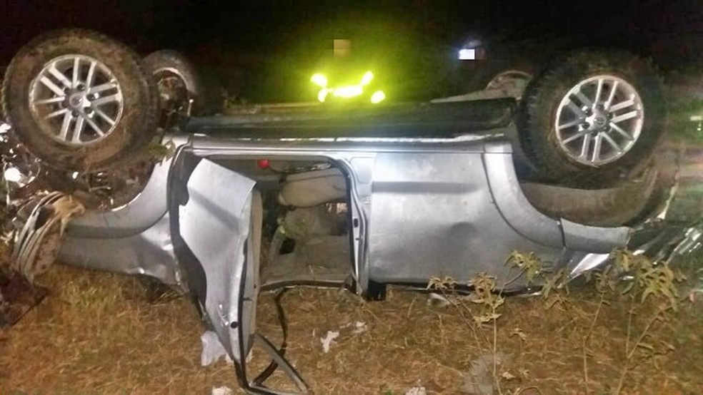Carro após acidente na BR-232 em Bezerros (Foto: Polícia Rodoviária Federal/Divulgação)