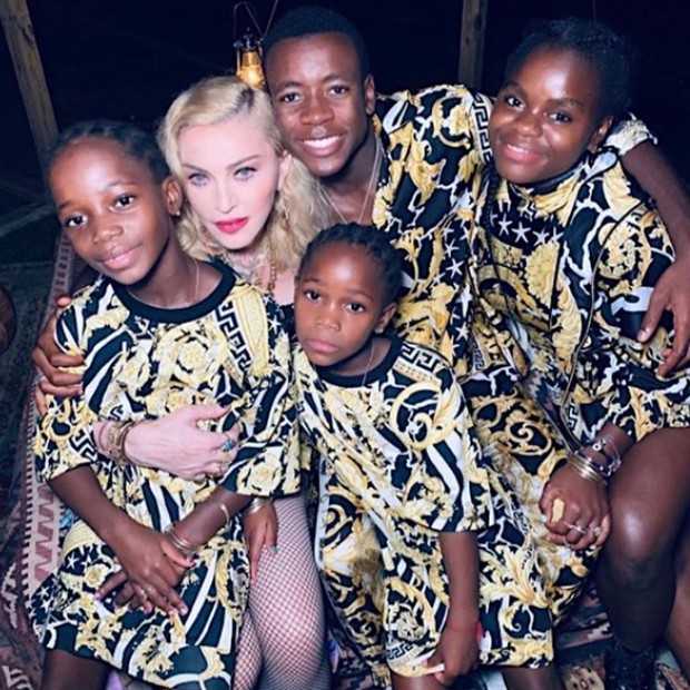 Madona posa com quatro dos seis filhos (Foto: Reprodução Instagram)