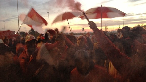 Torcida faz festa para chegada de Scocco (Foto: Tomás Hammes / GLOBOESPORTE.COM)