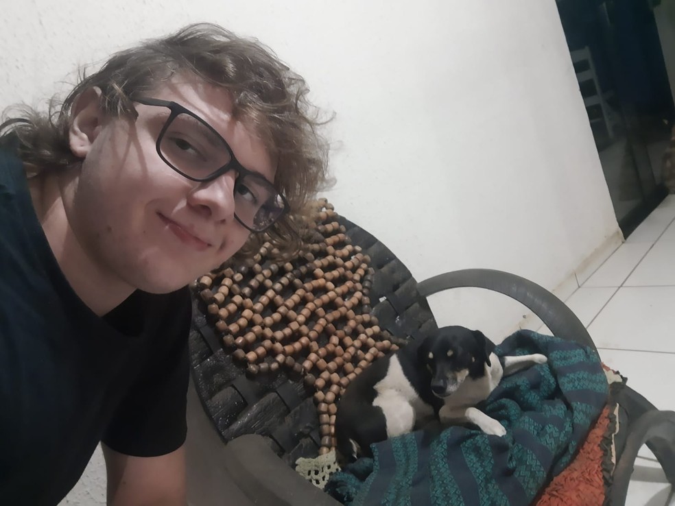 Renan e o cão fiel Farofa em casa  — Foto: Arquivo pessoal
