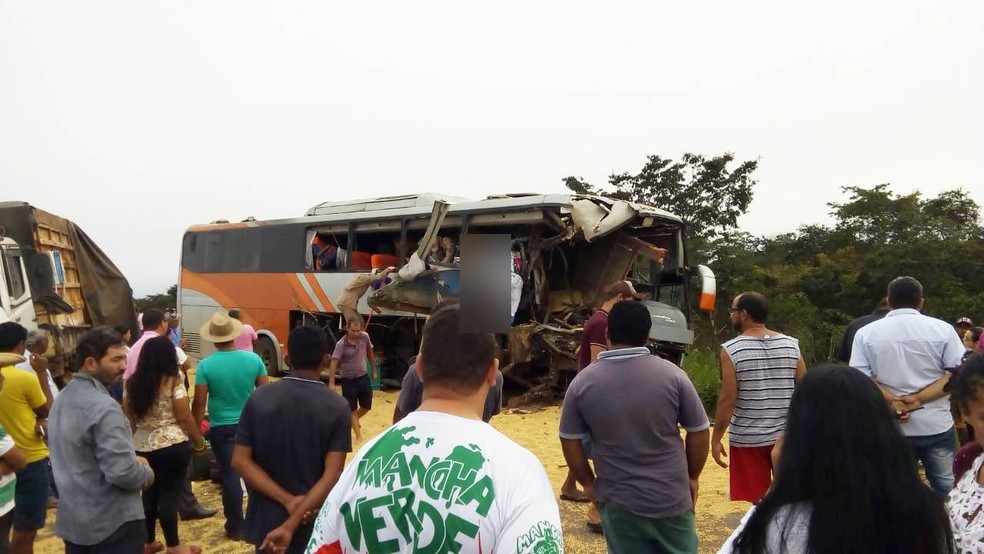 Acidente na BR-364 na região do município de Comodoro envolveu um ônibus e uma carreta: três pessoas morreram — Foto: Divulgação