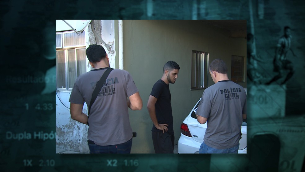 Policiais cumprem mandado de busca na casa de Maurício Pelegrini, diretor da base do São José — Foto: Reprodução
