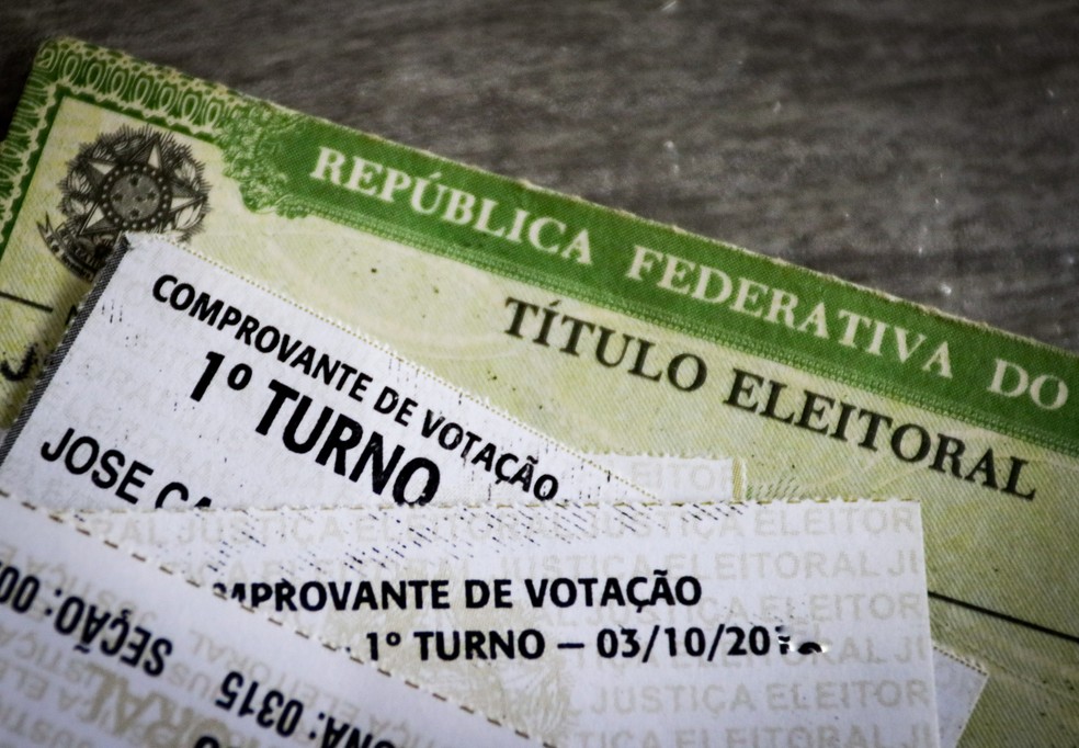 Foto ilustrativa de título de eleitor com comprovante de votação.  — Foto: ALOISIO MAURICIO/FOTOARENA/ESTADÃO CONTEÚDO