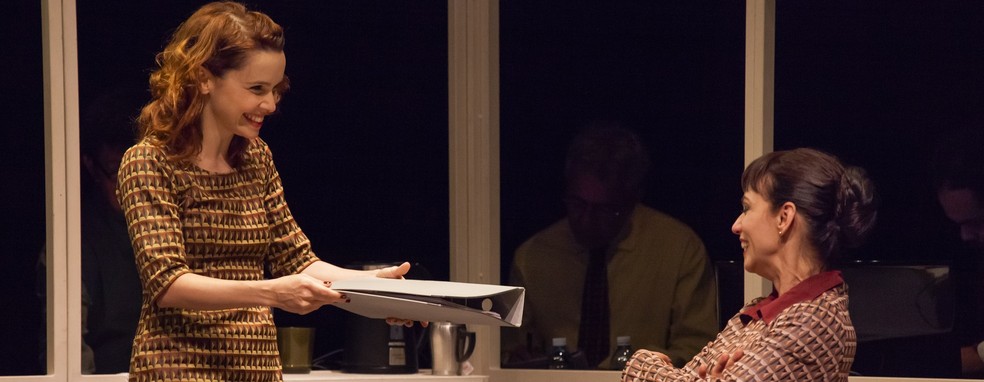 Espetáculo ' Contrações' conta com as atrizes Débora Falabella e Yara de Novaes — Foto: Jonas Golfeto