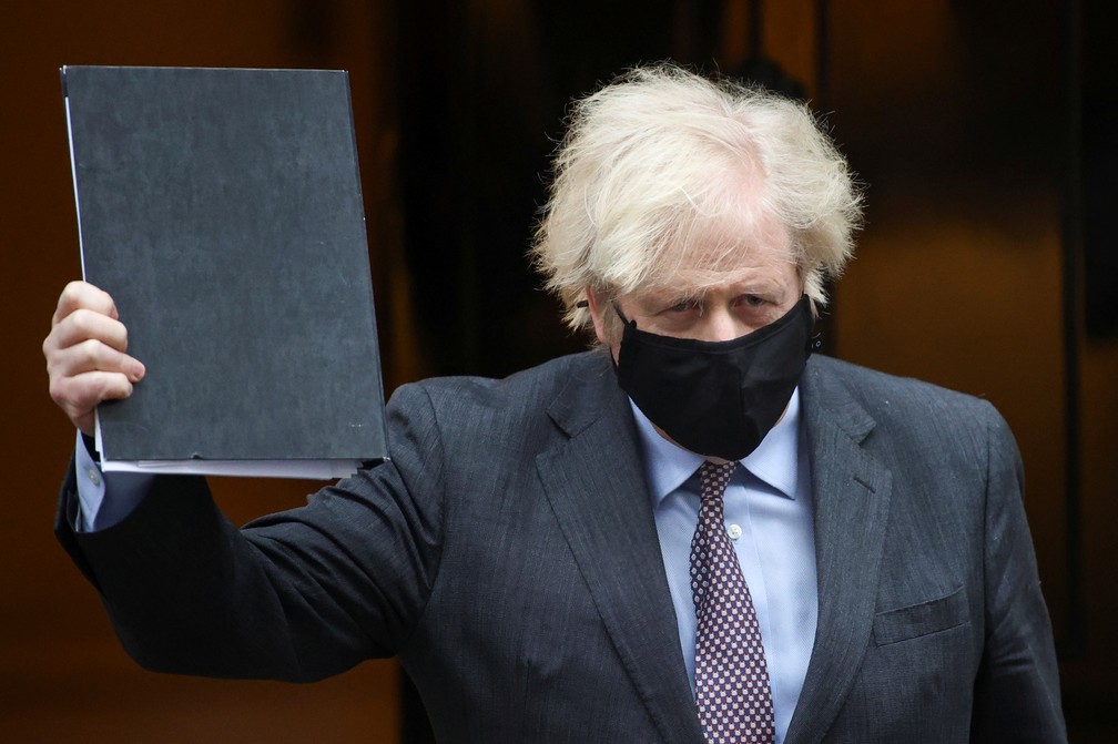 Primeiro-ministro britânico, Boris Johnson, em frente à residência oficial em Downing Street, Londres, em foto de 22 de fevereiro de 2021 — Foto: Hannah Mckay/Reuters