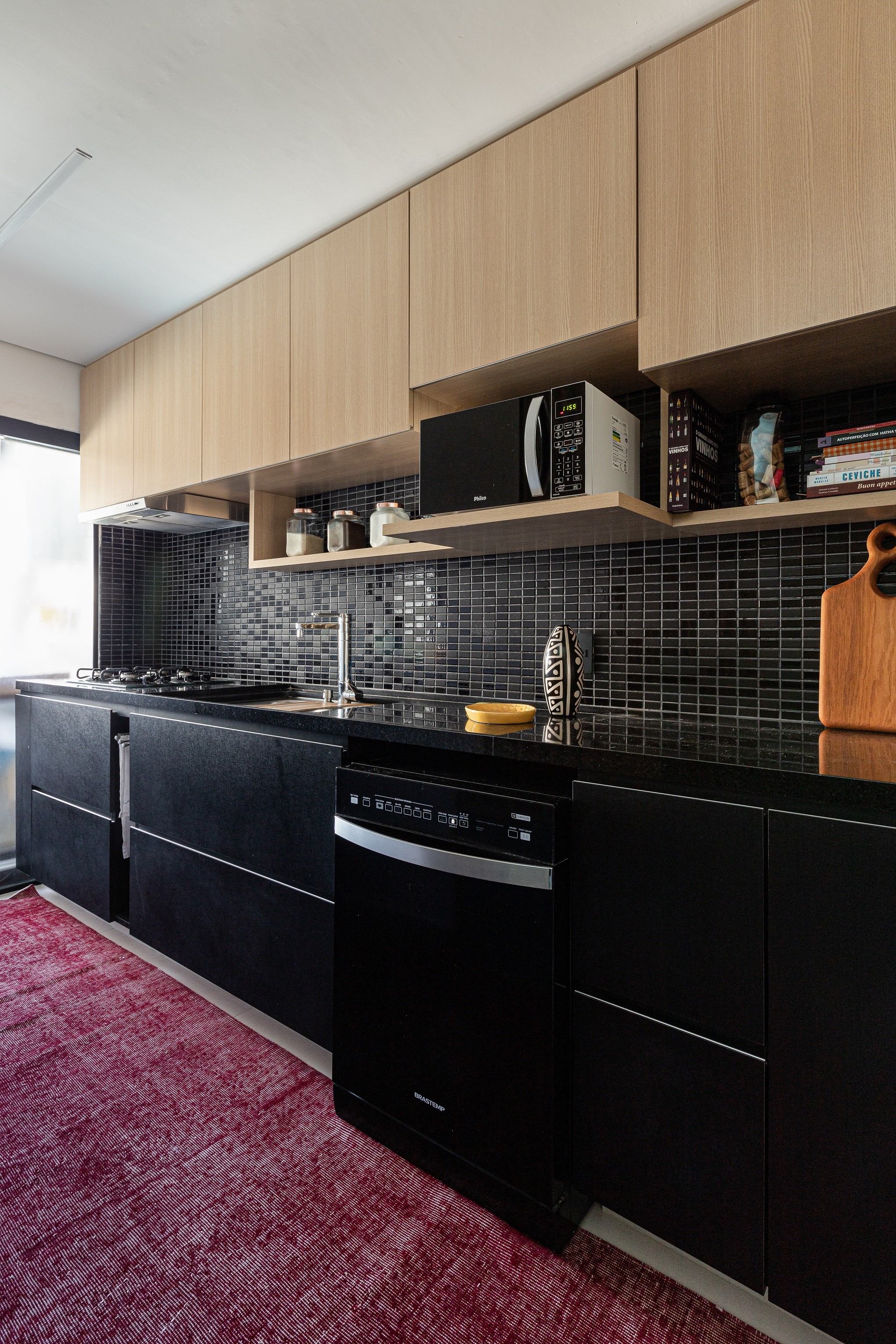 armário de cozinha preto fosco com detalhes em madeira clara