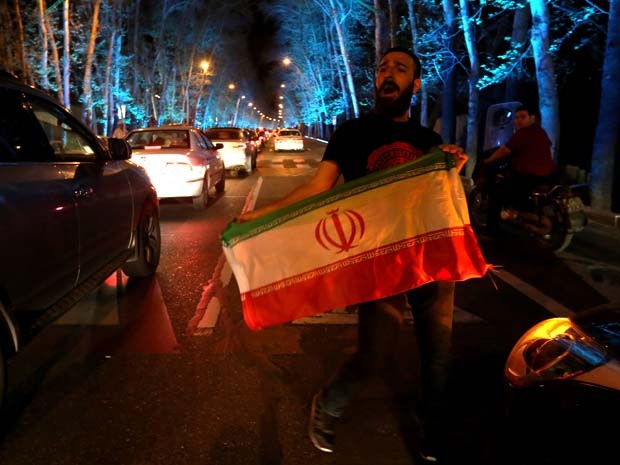 Iranianos comemoram em Teerã o pré-acordo entre Irã e as potências ocidentais anunciado nesta quinta-feira (2) (Foto: AFP PHOTO / ATTA KENARE)