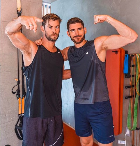 O ator Chris Hemsworth com o fã que seguiu sua rotina de treinos (Foto: Instagram)