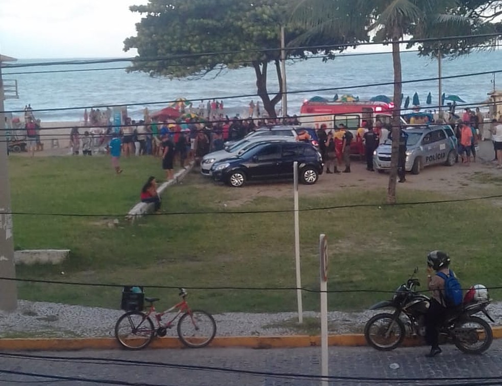 Banhistas se aglomeram em praia no Grande Recife apÃ³s jovem de 18 anos ser atacado por tubarÃ£o (Foto: ReproduÃ§Ã£o/WhatsApp)