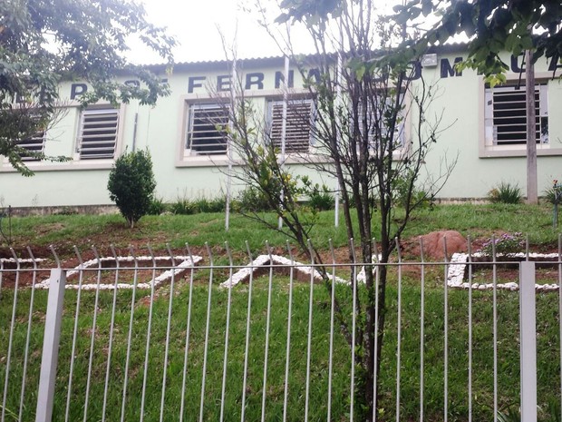 Escola Estadual Professor Fernando Magalhães, em Caconde (Foto: Rafaella Ferreira/ EPTV)