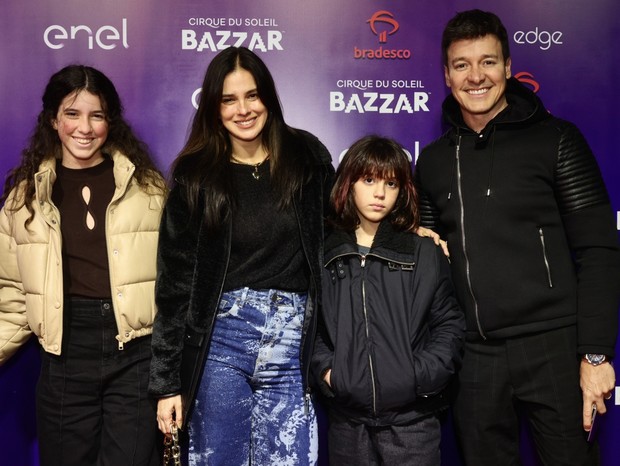 Rodrigo Faro e Vera Viel com as filhas (Foto: Manuela Scarpa/BrazilNews)