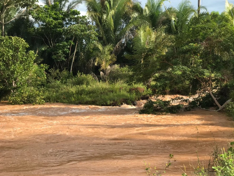 Água flui com velocidade por canais para o rio Marataoan (Foto: Aniele Brandão/TV Clube)