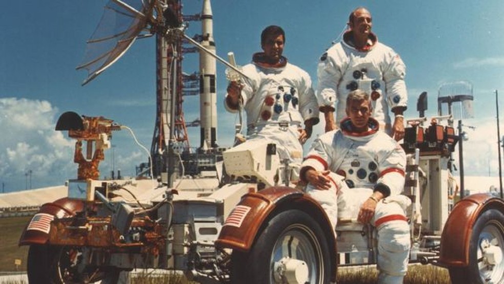 Nesta imagem, Schmitt, Evans e Cernan são fotografados com o Lunar Roving Vehicle (LRV) durante o lançamento do foguete Apollo 17, em 1972 — Foto: NASA