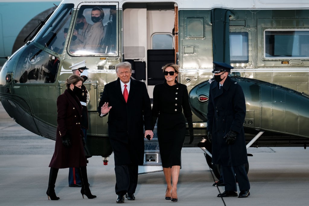 Melania e Donald Trump deixam Washington D.C. no último dia como primeira-dama e presidente dos Estados Unidos (Foto: Getty Images)