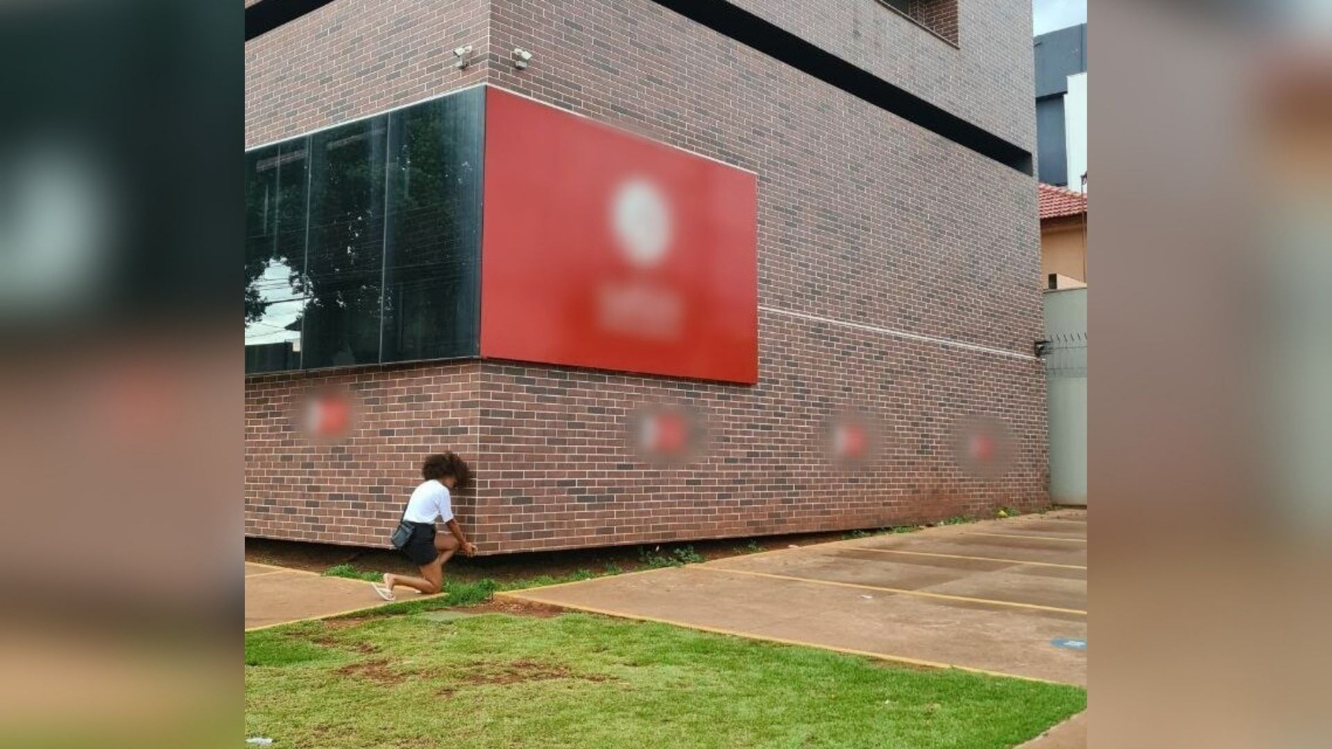 Jovem viraliza na web ao ‘levantar’ prédio com as mãos; veja foto